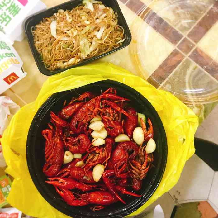 一开始点了十三香小龙虾跟油焖小龙虾各两斤