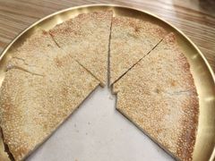 刚出炉的烤馕-谷丽麦馕新疆菜·清真(步步高梅溪新天地店)