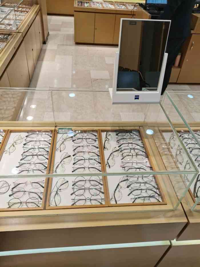 茂昌眼镜(南京东路总店"上海老牌子,慕名而来的人特别多,选镜框.