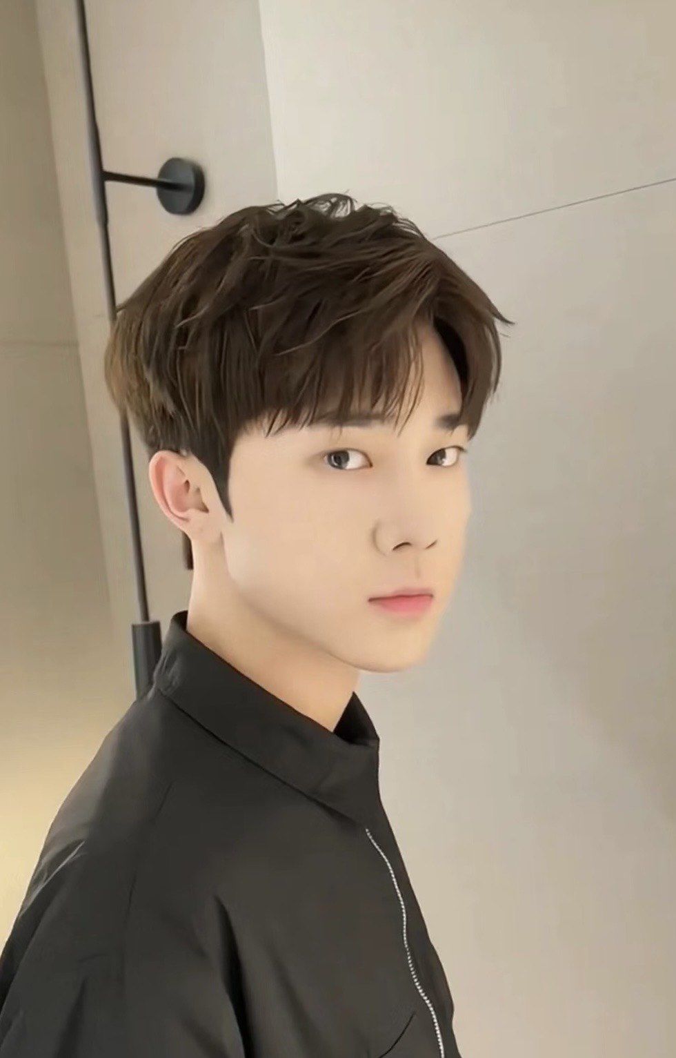 中分发型超帅气