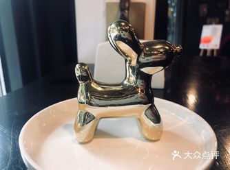 把客户需要的东西放进去 机器人就自动送到房间了