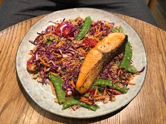 煎三文鱼配泰式花生藜麦色拉-Wagas沃歌斯(环贸店)