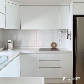 颜色统一成白色，不用再多花心思去挑橱柜台面的样式和颜