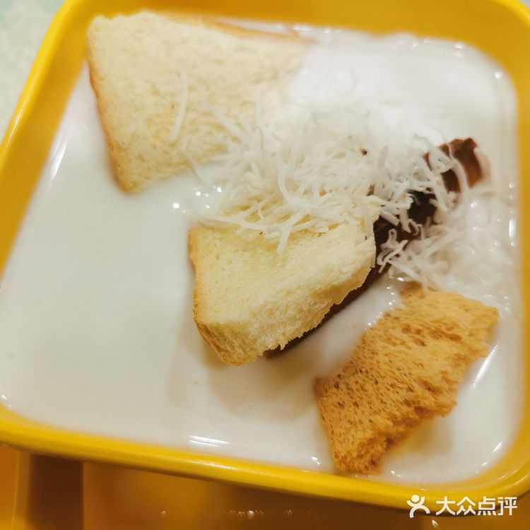 两到三人餐68元，店面其实不太大，但是感觉生意不错