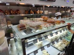 面包甜点陈列柜-白玉兰食品(中山公园龙之梦店)