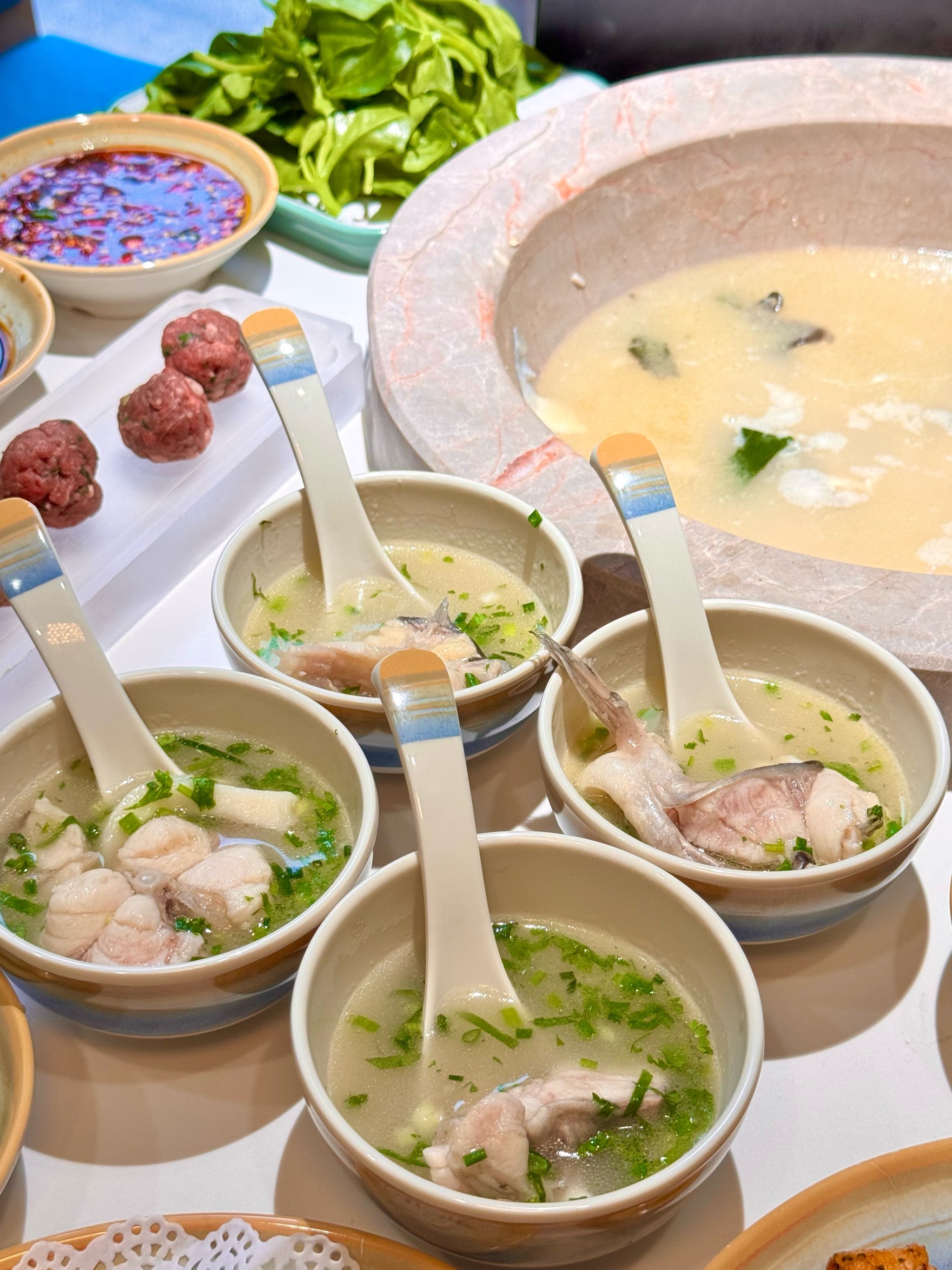 郑州新开的蒸汽石锅鱼一喝一个不吱声