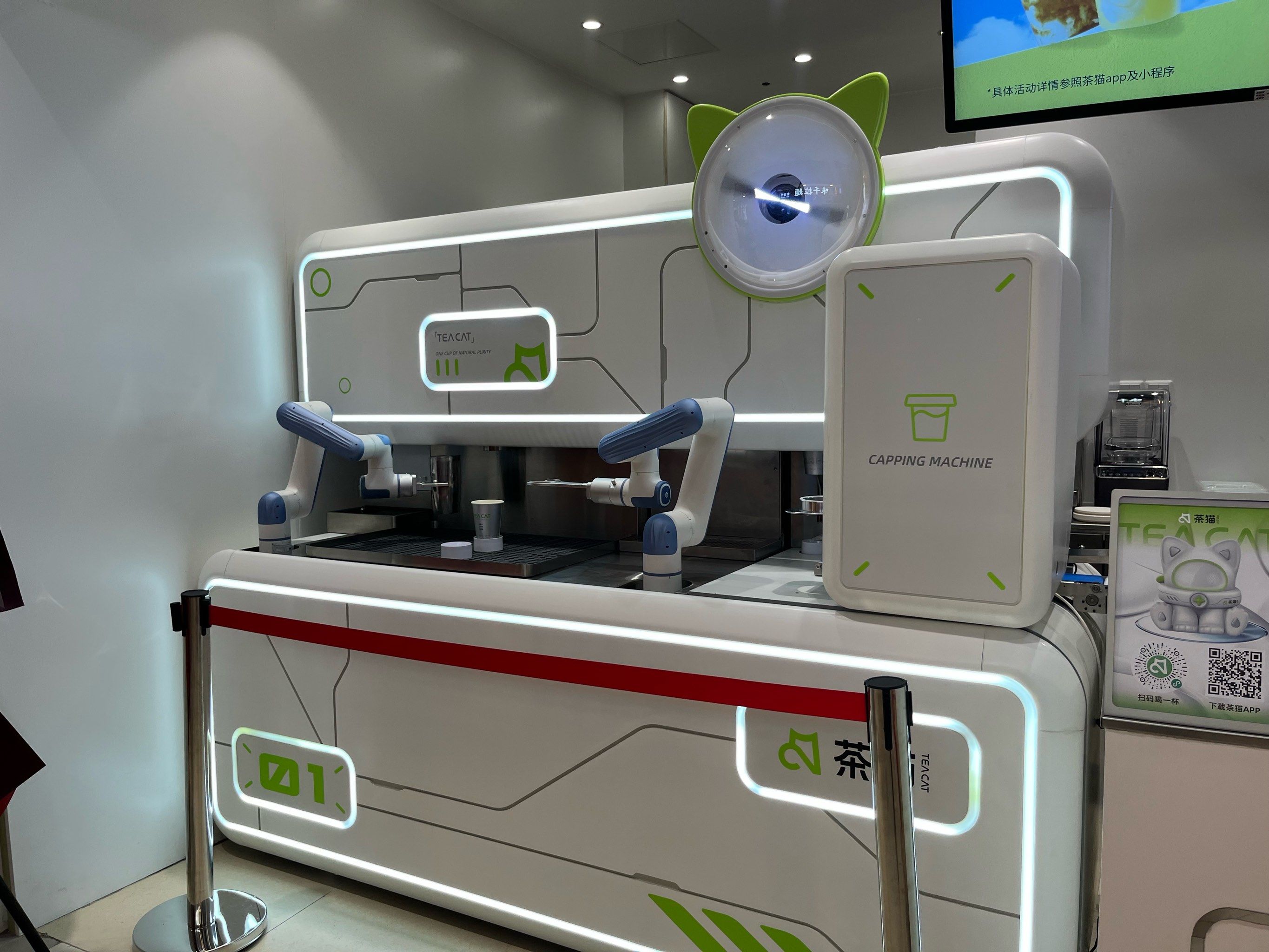 机器人茶饮,半自动化参与,很有科技感