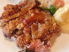 脆皮烤猪肘配酸椰菜-马迭尔德式西餐精酿啤酒屋(中央大街店)