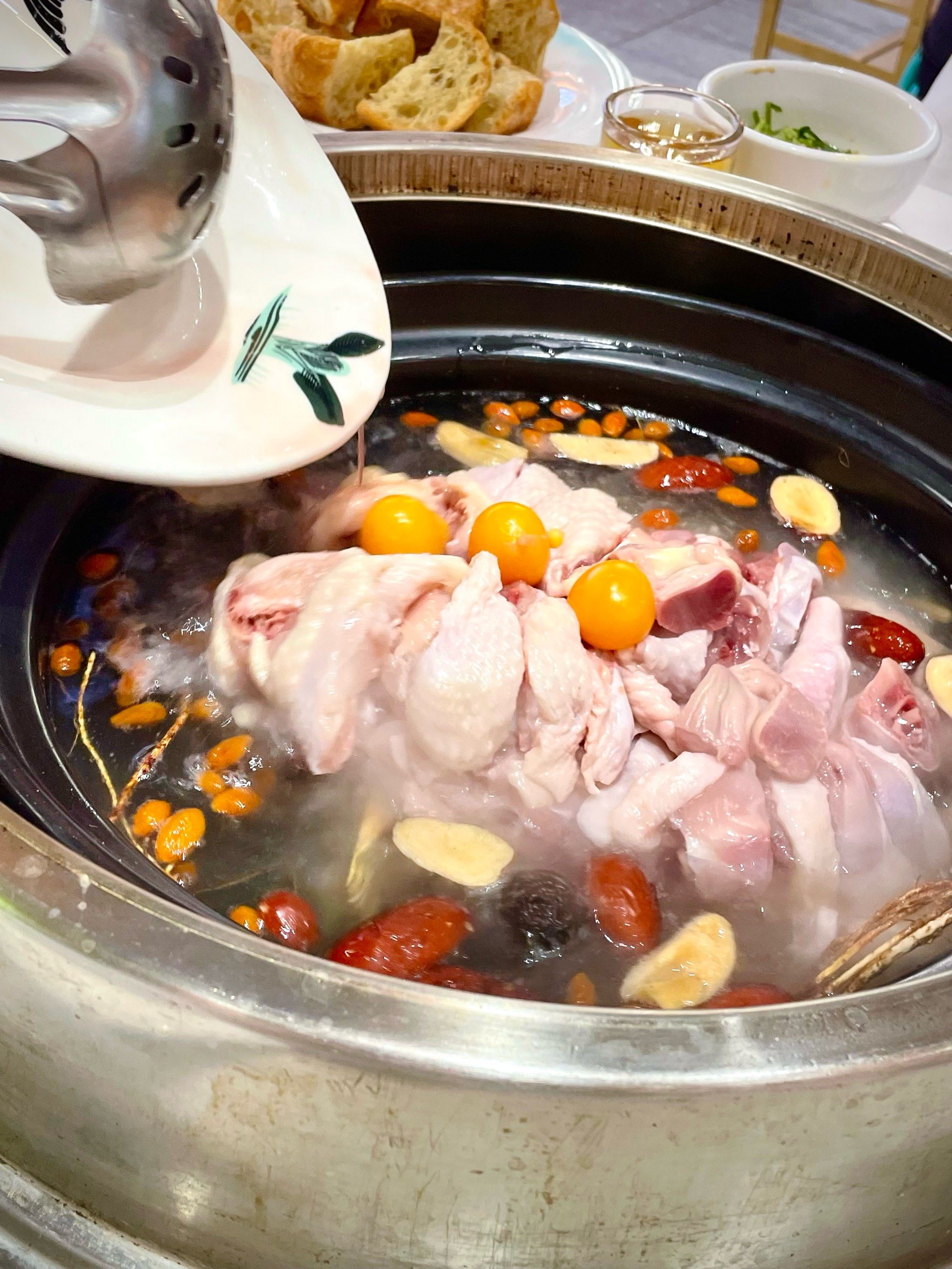 滋补好汤养身体,五指毛桃炭炉鸡煲