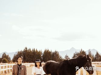 在宁静祥和的乡间小道上，男女主角和爱驹搭配出温馨又静
