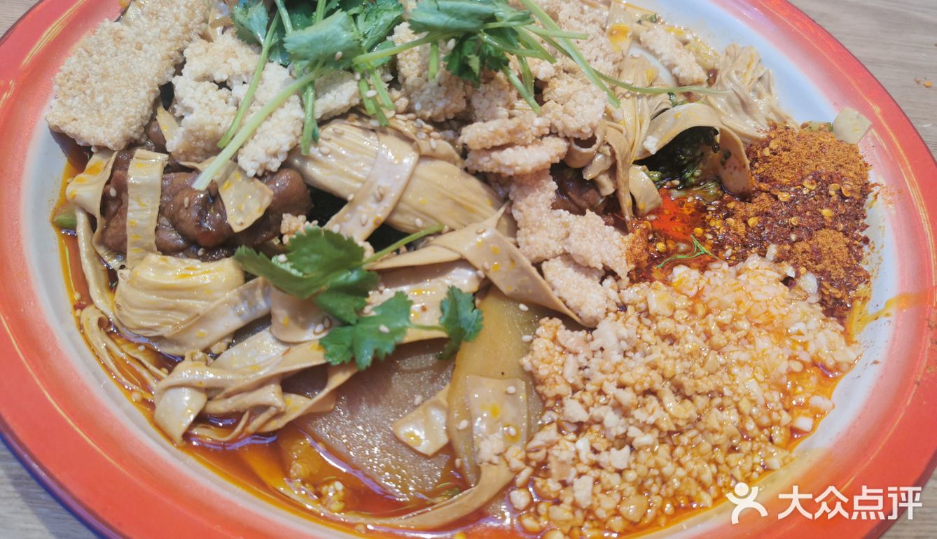 一人一大盘，一个人差不多点个6-7个菜，量真的很大