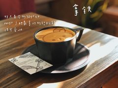 咖啡拿铁-彳亍咖啡·这里(水湾路店)