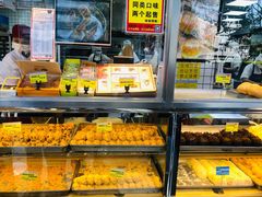 面包甜点陈列柜-鲍师傅糕点(江苏路店)
