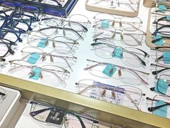 -美式眼镜·授权蔡司.依视路.尼康.豪雅.明月(人民广场店)