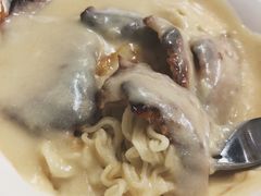 猪颈肉芝士捞公仔面-新记餐厅(香槟大厦店)