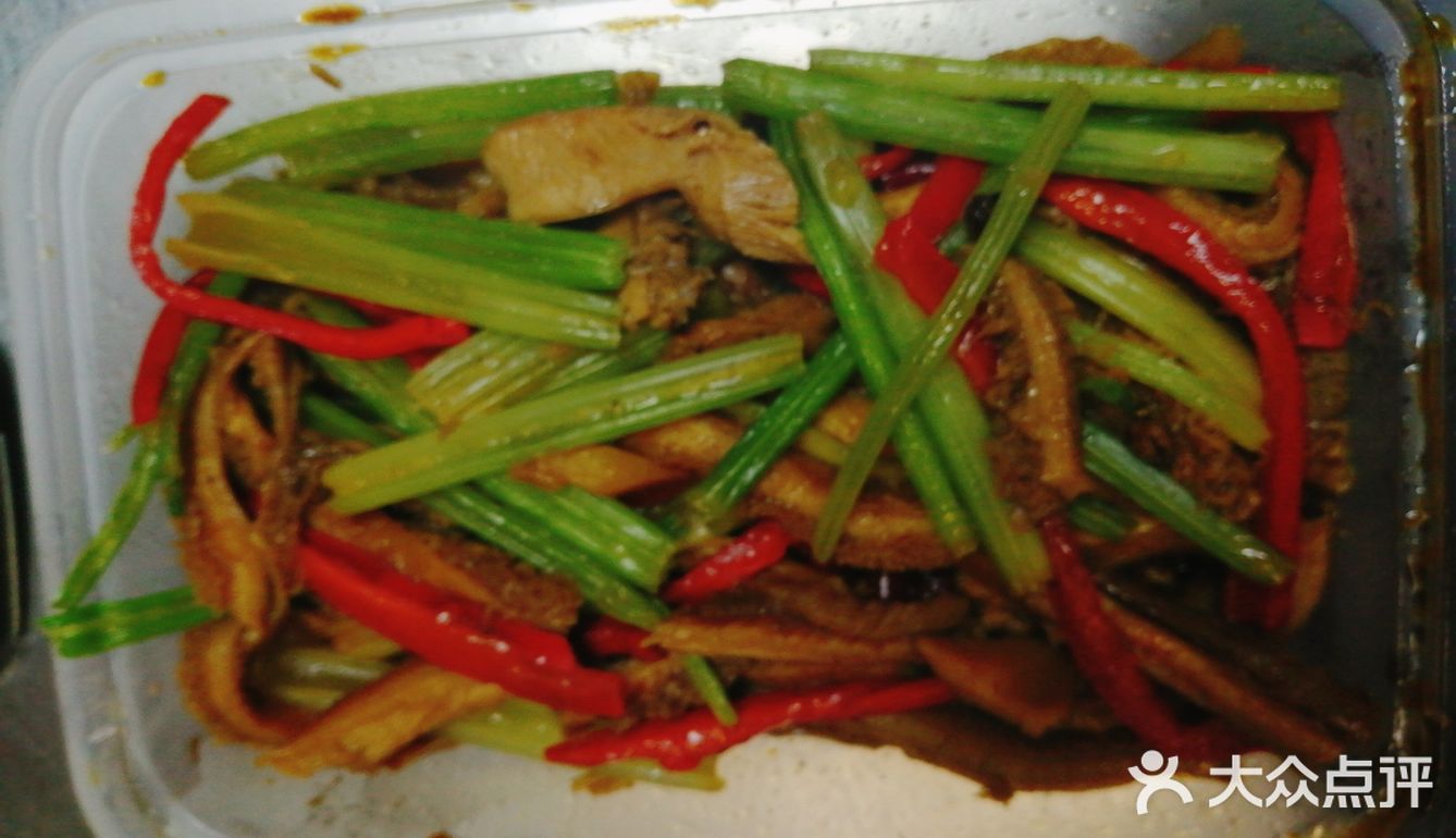 今天下好大的雨呀，正好经过光头卤店，就进来他们家用餐