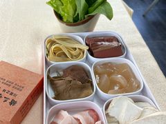 -猪三哥肥肠鸡川菜小炒