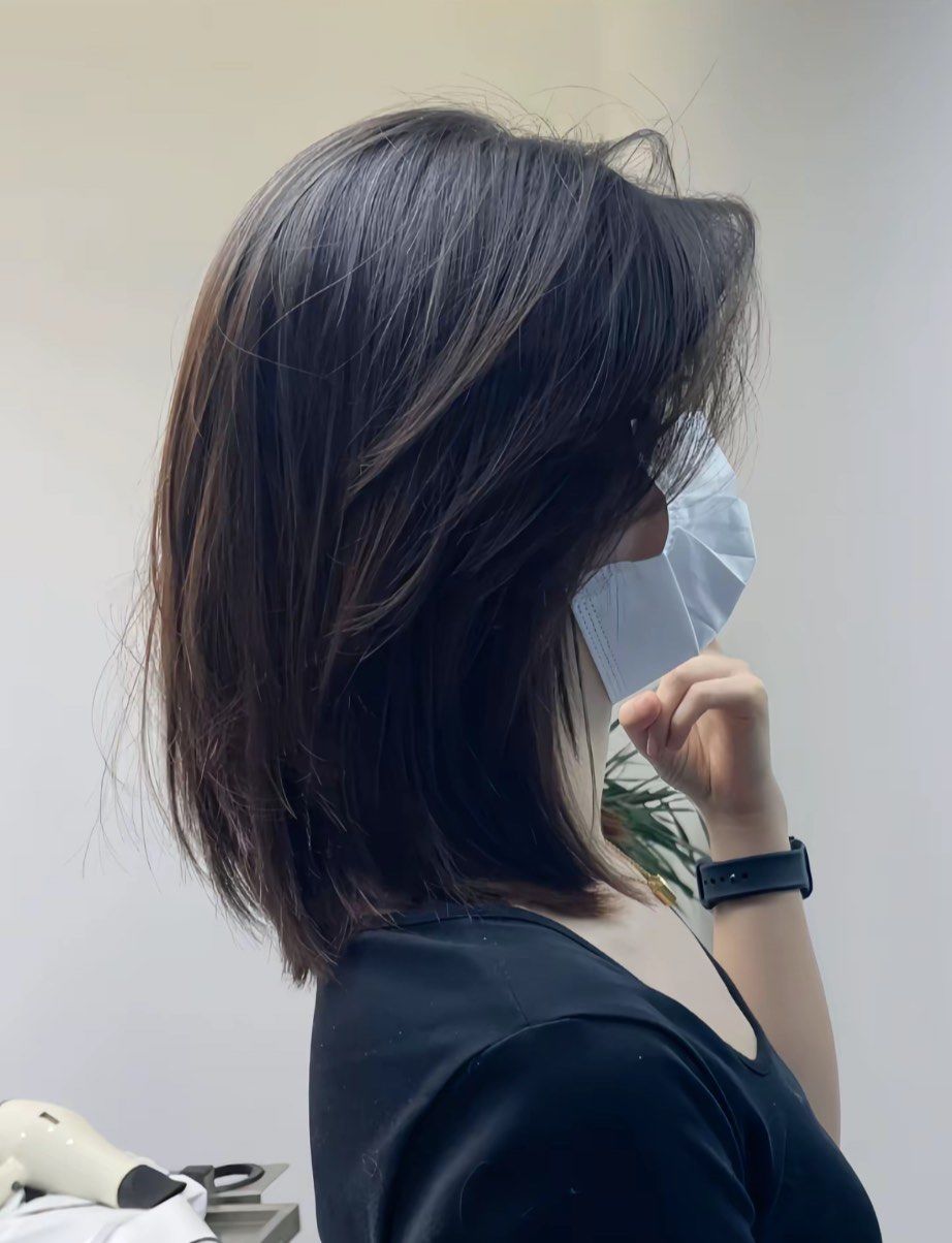 适合圆脸女生齐肩短发搭配黑茶色