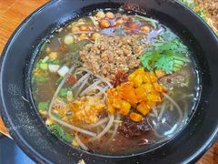 -爆炸头阿姨小四川正宗川味小吃(无任何分店)