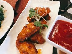 甜辣鸡翅佐以辣蒜汁-WOLFGANG PUCK KITCHEN & BAR(迪士尼小镇店)