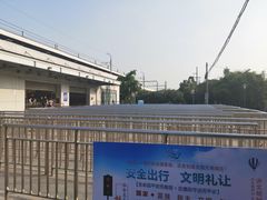 -佘山地铁站-停车场