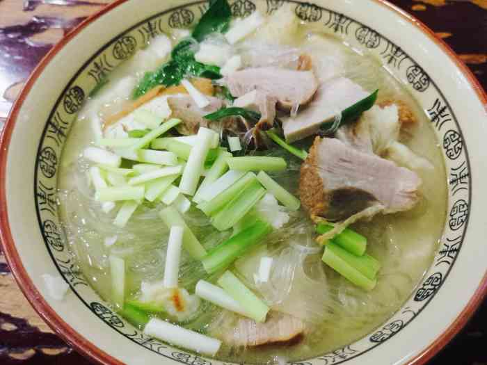 打分 路过就会吃的一家三鲜泡馍,自己喜欢吃里边的丸子,汤鲜味浓.