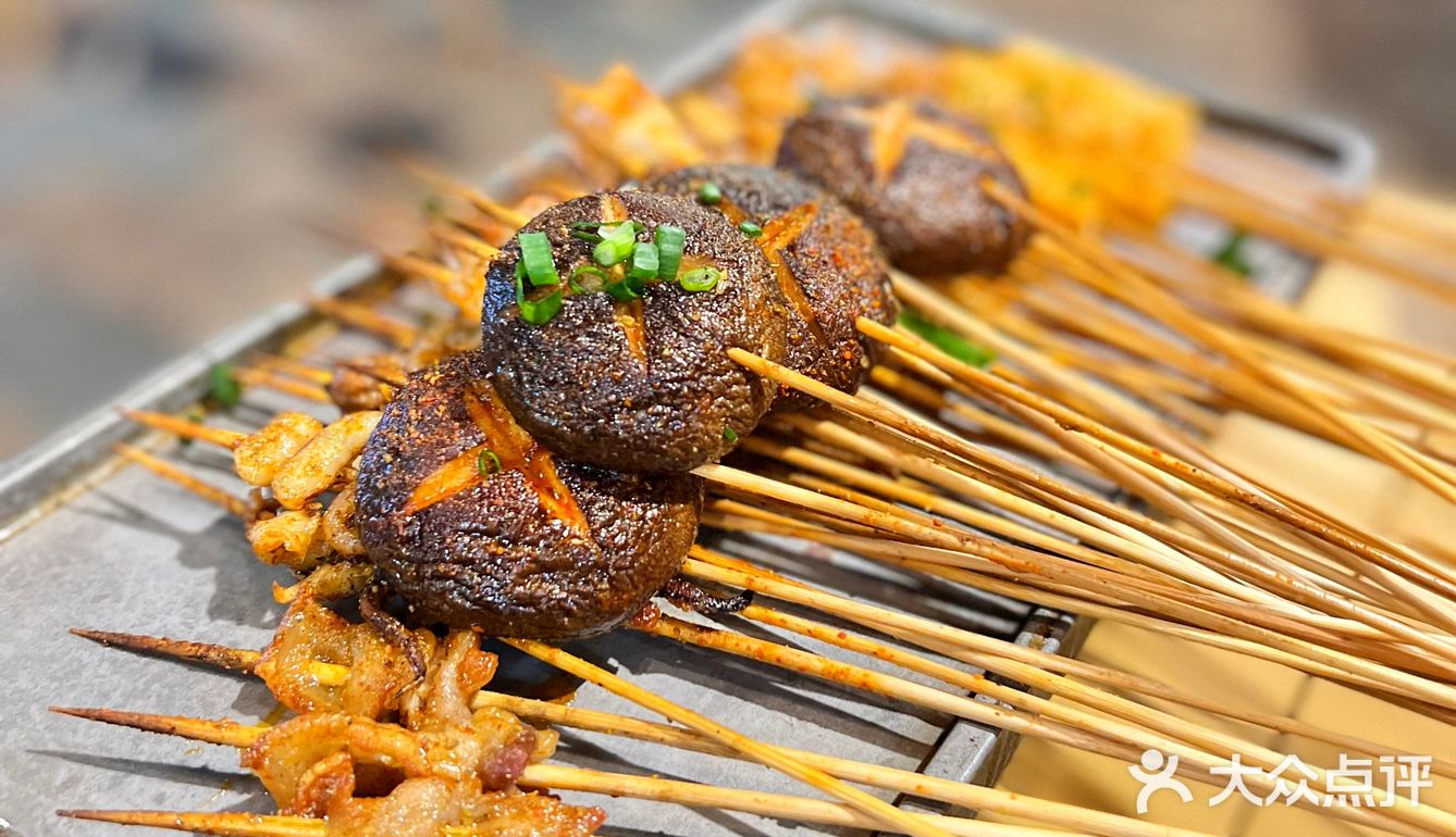 花和尚·湘西小串烧烤🍢喝花酒撸小串🍻及时行乐[糖果]