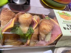火腿芝士牛角三明治-中粮丰通（北京)食品有限公司