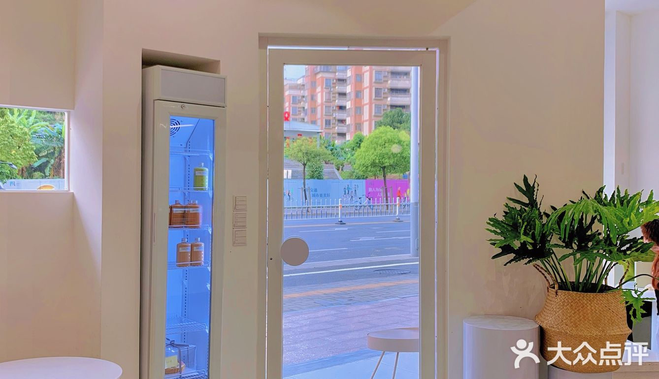江门探店|纯白极简风 蛋糕味道很惊喜[调皮]