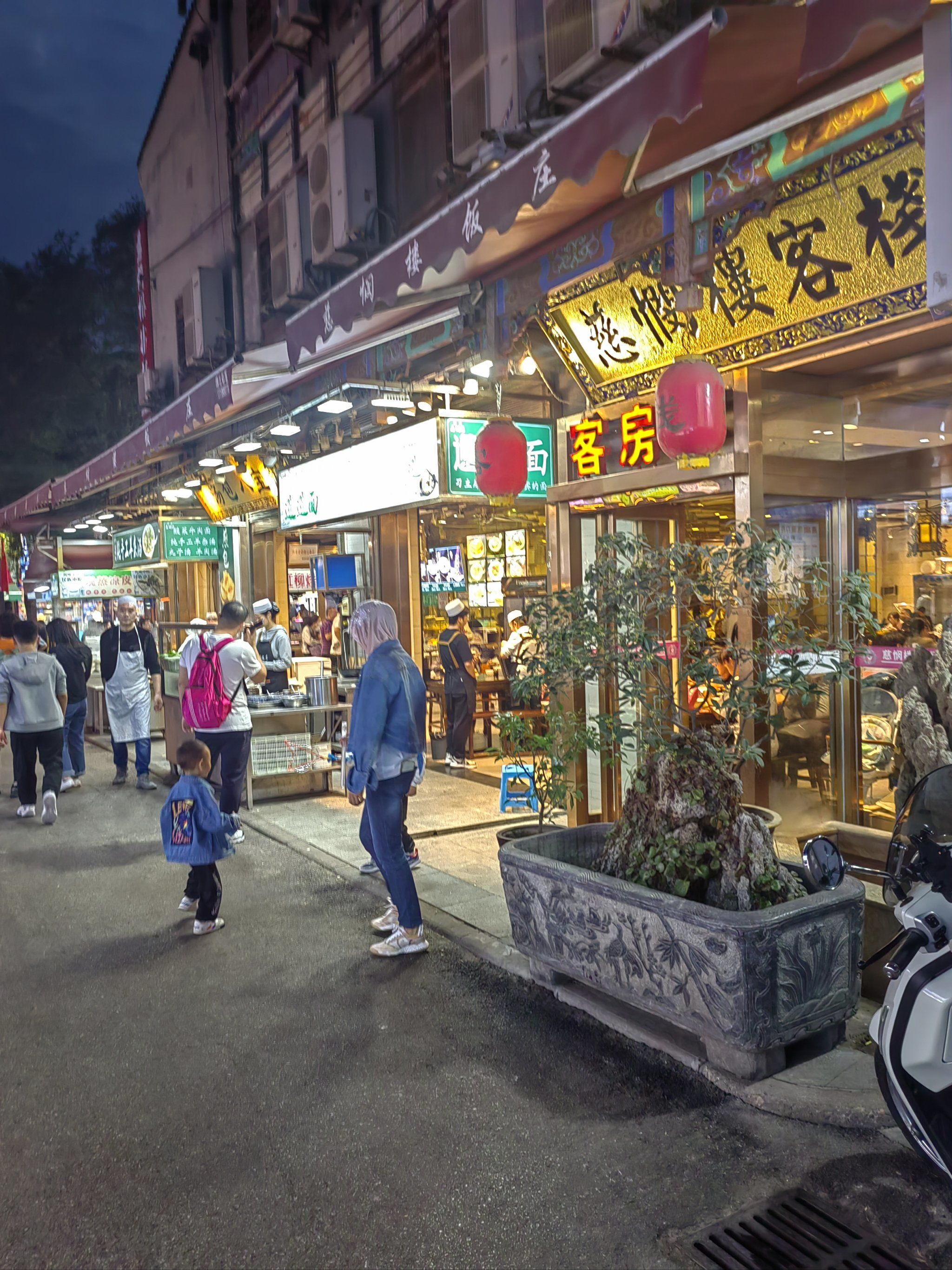 热闹的回民街!不正宗的肉夹馍