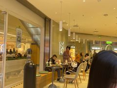 等位区-奈雪的茶(亨特国际广场店)