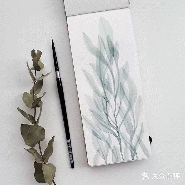 她画的水彩花卉🌺晶莹剔透～