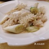门面很大，店堂也宽敞，店里生意还是很好的