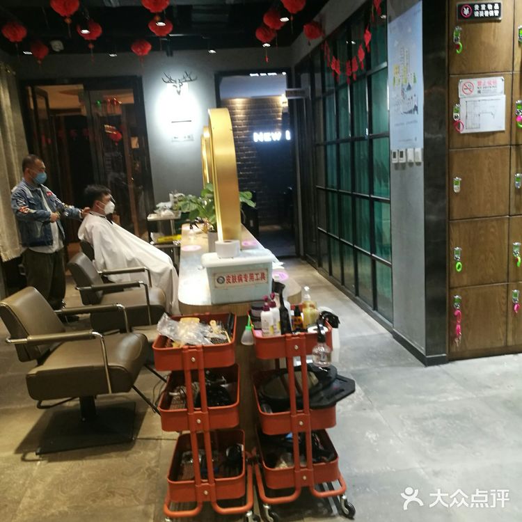 每个工作人员都带了口罩，门口也有信息登记