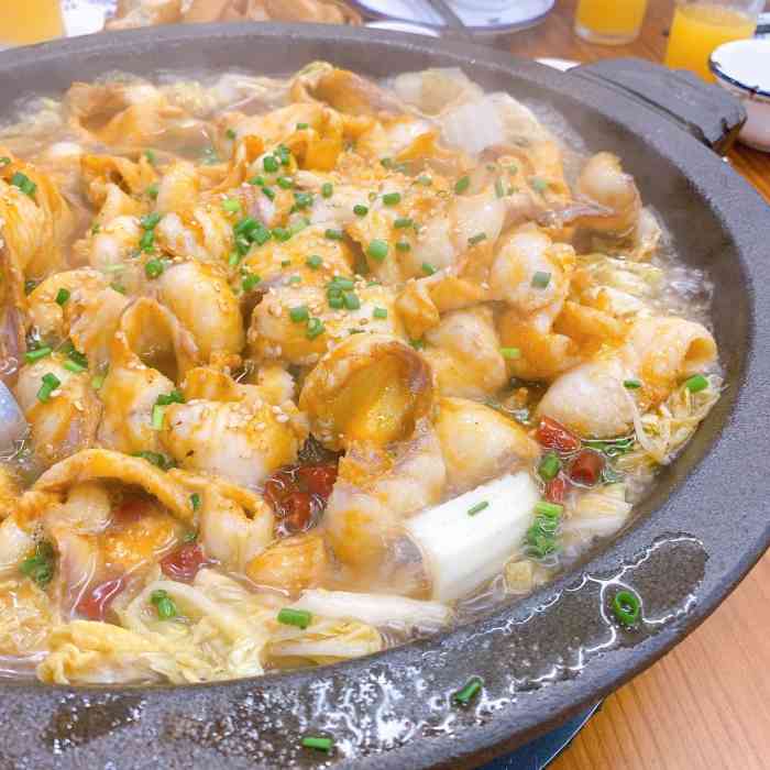 和兴石锅鱼(金乡分店)-"[火锅]店里桌和桌之间是用木制结构镂空隔.