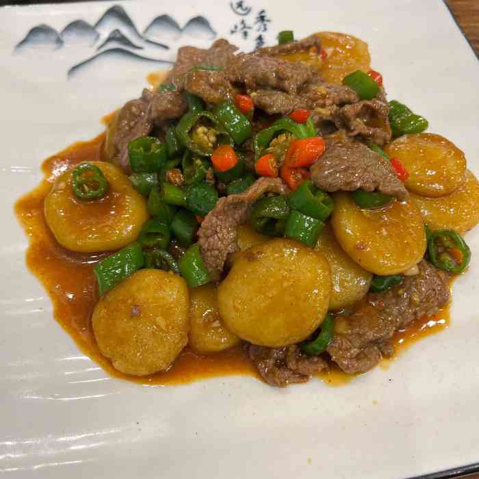 「脚掌糍牛肉」辣椒炒牛肉片加上几片糍粑,牛肉很嫩很入味,又辣又咸很