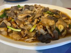 蘑菇青蒜爆炒黑猪肉 -加顺农场餐厅