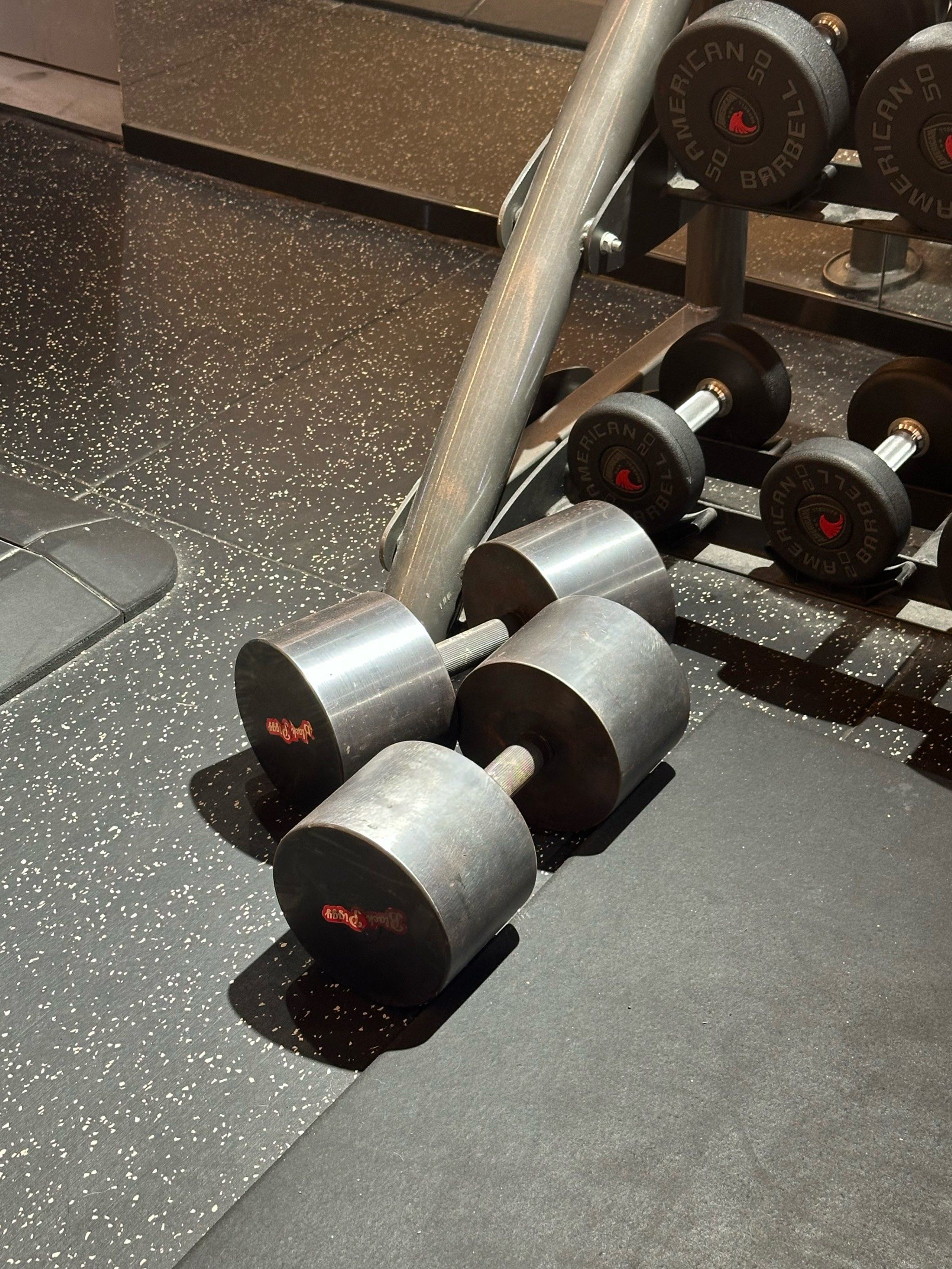 有60kg哑铃的健身房