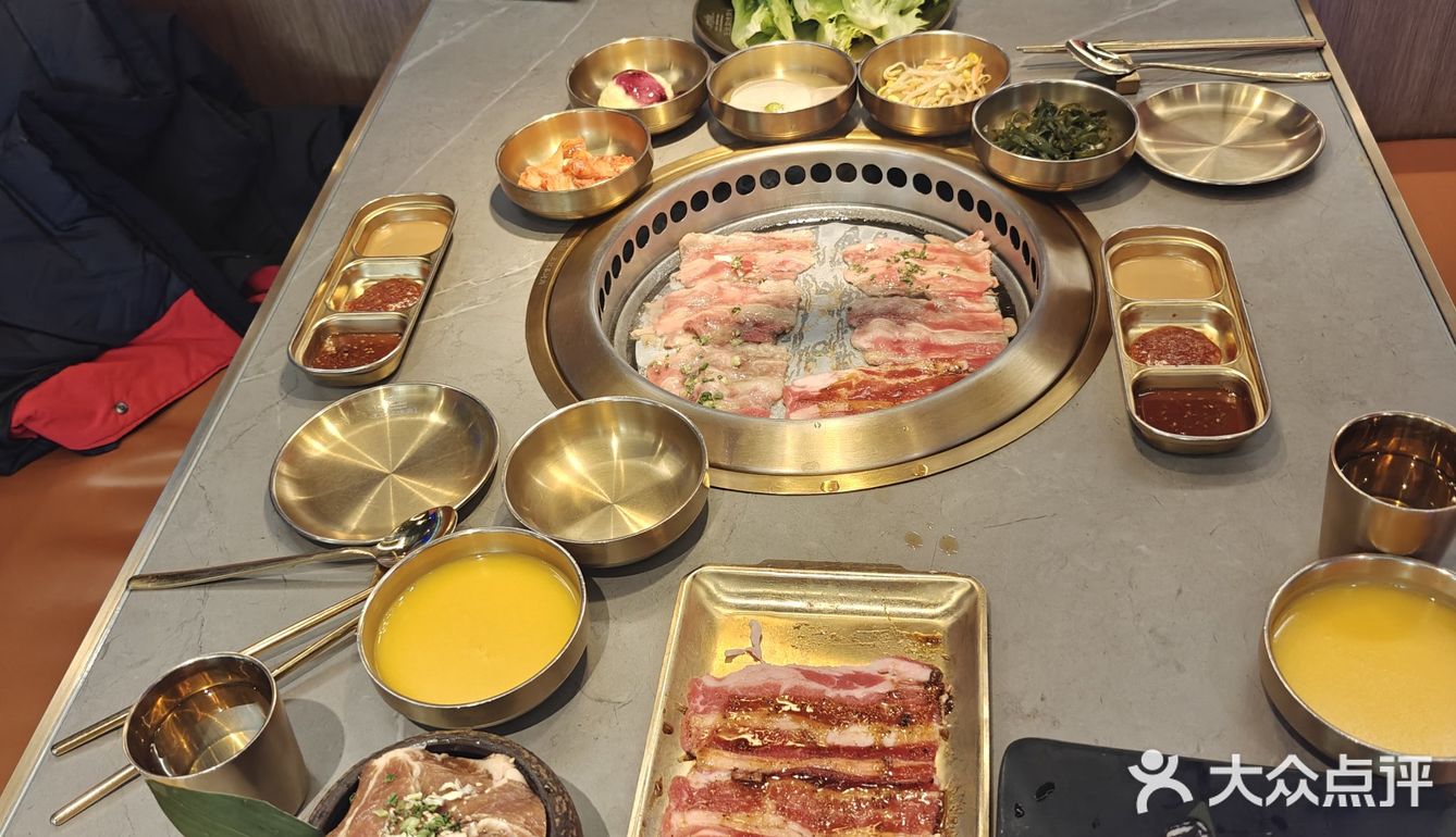 明洞王妃家炭火烤肉—好吃到扇耳光都不松手