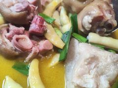 -帅巴人舅母子腊蹄民俗村