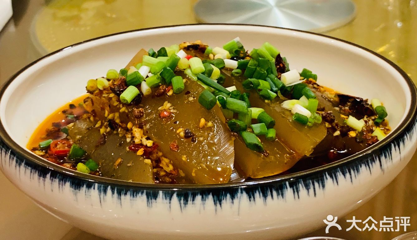 猪耳朵，牛头肉，凉粉，都不错，西湖牛肉羹，肚丝汤