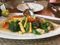 -Chom Cafe and Restaurant