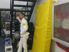 -菠萝格斗巴西柔术训练馆