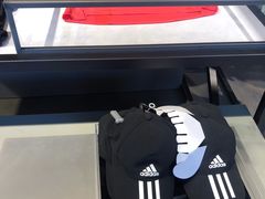 -阿迪达斯(百联徐汇商业广场运动旗舰店)