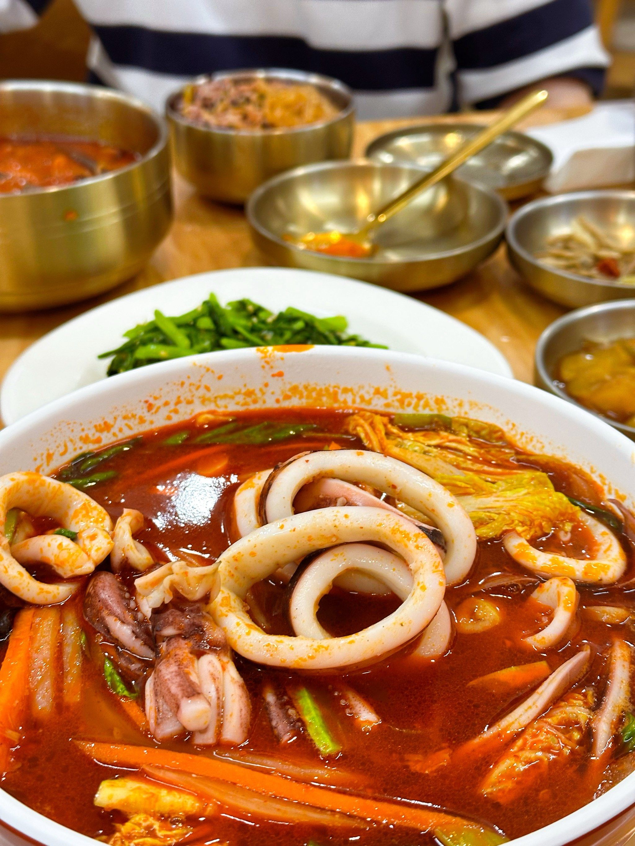 整只的辣鱿鱼海鲜面,喝了一口就被惊艳到!