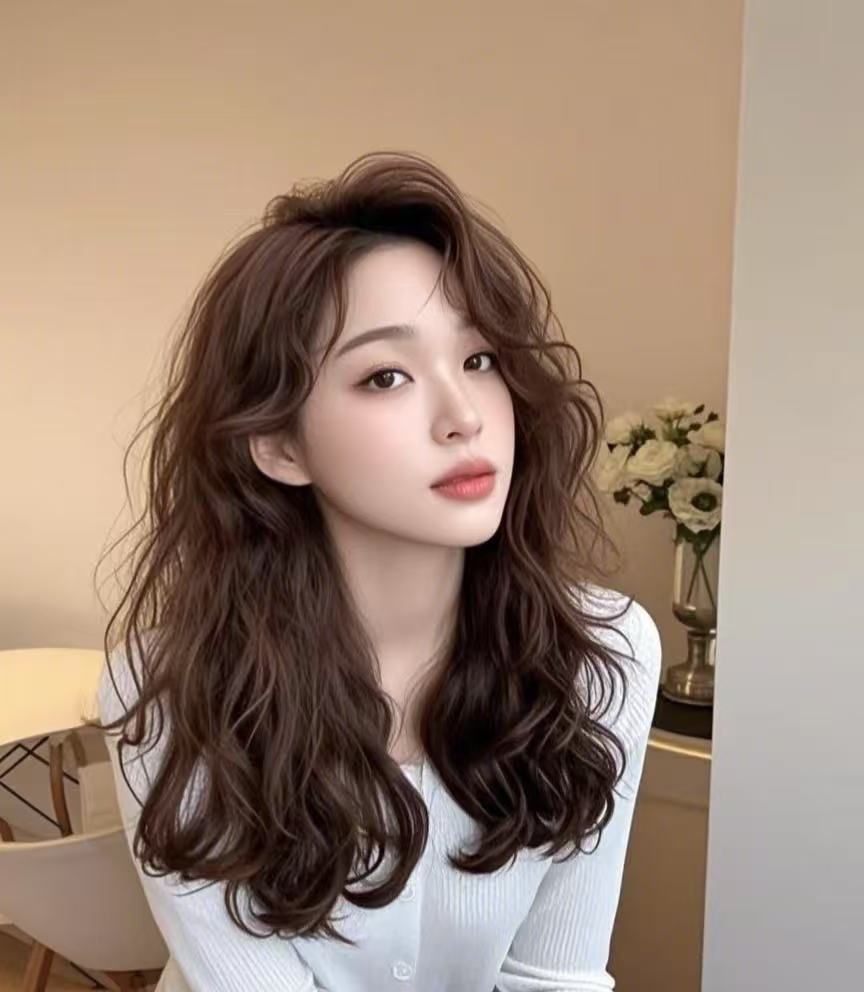 中长发烫发是近年来非常流行的发型选择,尤