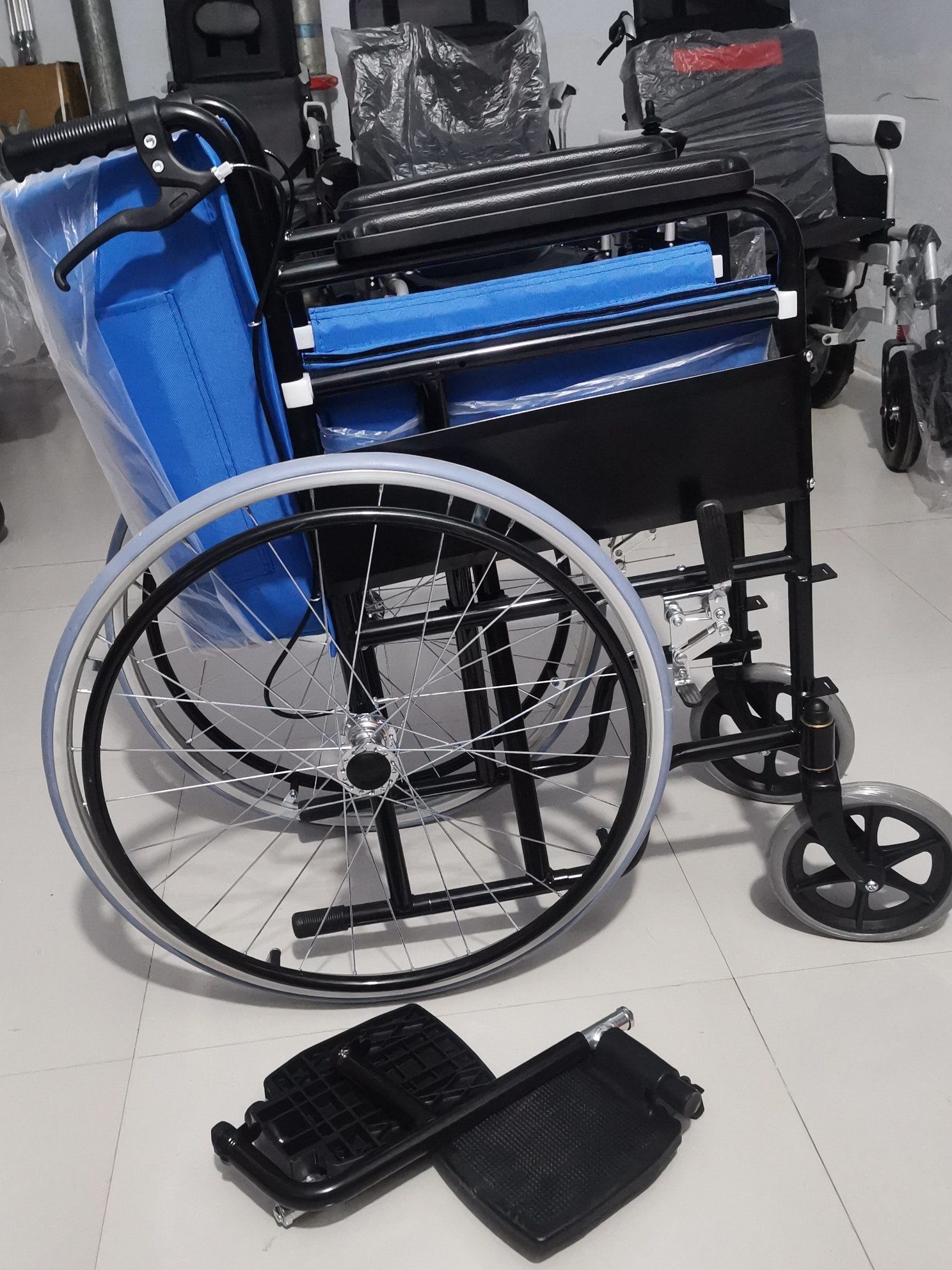 坐深轮椅高扶手,脚踏可拆卸,折叠够轻松,出门携带方便快捷.