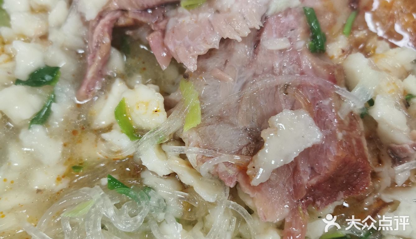 只要营业随时都时都有免费的茶水和泡馍汤，自己去打