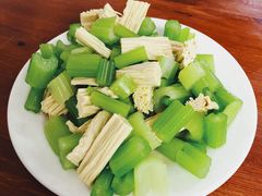 芹菜腐竹-宝瑞门钉肉饼店