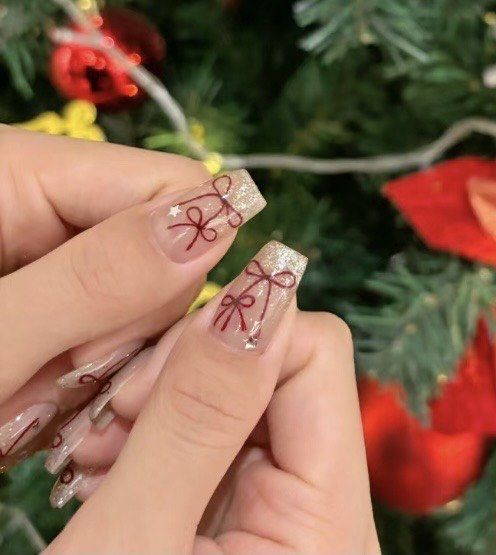 手绘蝴蝶结美甲